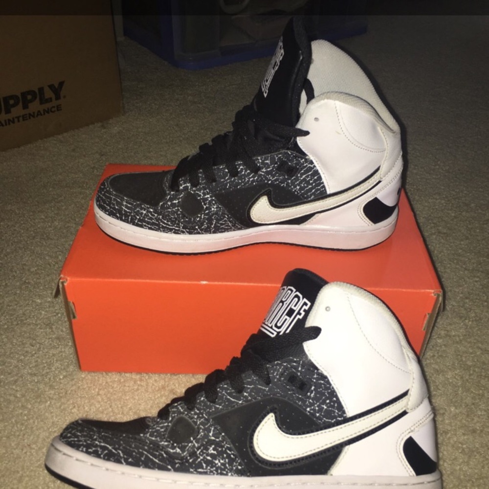 Boys Nikes size 6Y in great condition
